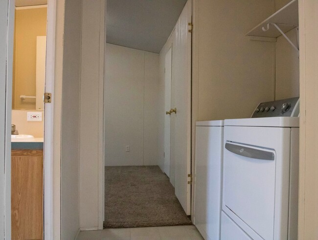 Building Photo - Adorable 2 bedroom 2 bath!