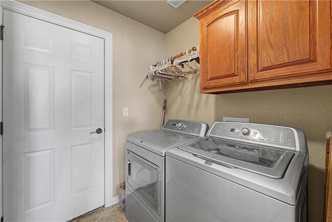 Building Photo - 706 Sedgwick Dr