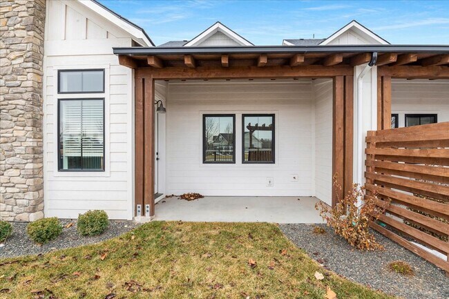 Building Photo - 3 Bedroom 2.5 Bathroom Townhouse in SpurWing