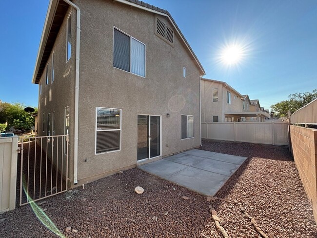 Building Photo - Gorgeous 3bed/1bath w/ 2 Car Garage located in Henderson!— Enjoy Rent-Free Holidays!