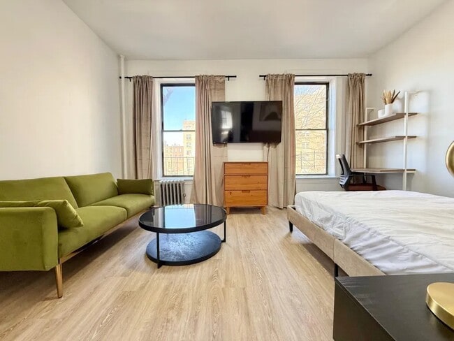Building Photo - Furnished room/NOT APARTMENT