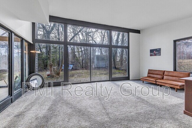 Building Photo - 607 Castle Blvd