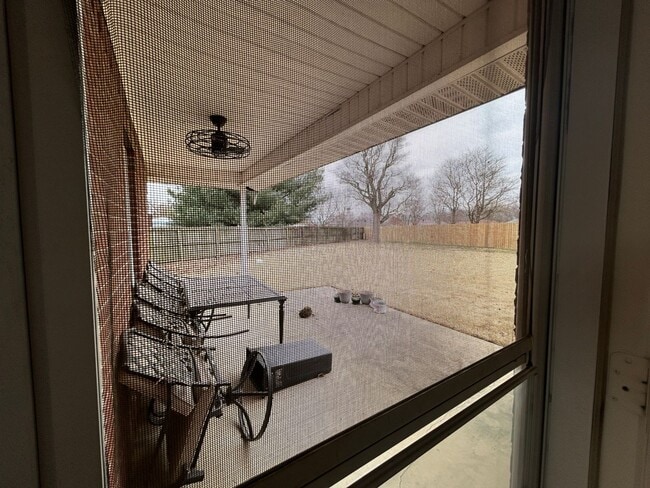 Building Photo - Spacious 3 bed 2 bath Single Family with a Large Fenced Backyard!