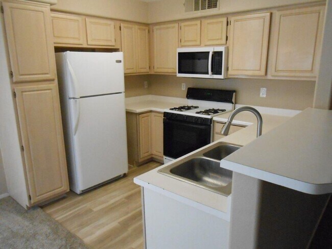 Building Photo - Spacious 2 Bedroom Condo in Gated Community