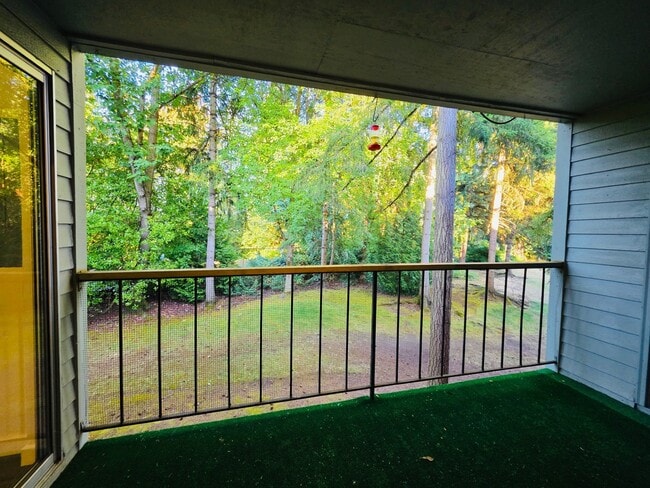 Building Photo - 4717 W Lake Sammamish Pkwy SE