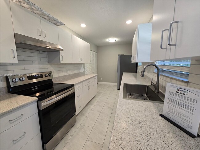 Building Photo - 3201 SE Hibiscus St