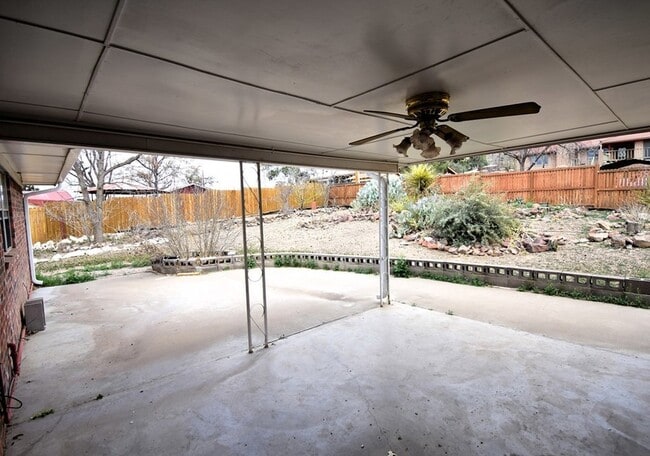 Building Photo - 800 N Cockrell St