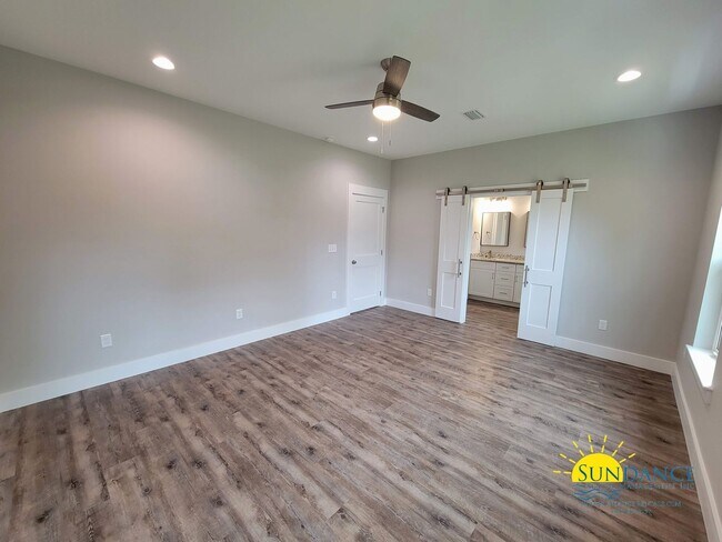 Building Photo - Stunning 3 Bedroom Home in SRB!