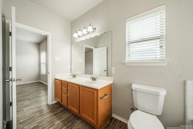 Building Photo - 4 bedroom, 2 1/2 bath located in Lakeview ...