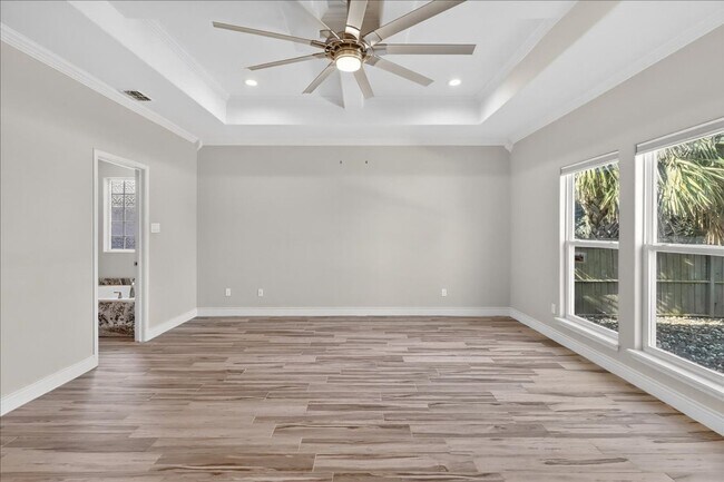 Building Photo - 15229 Barataria Dr