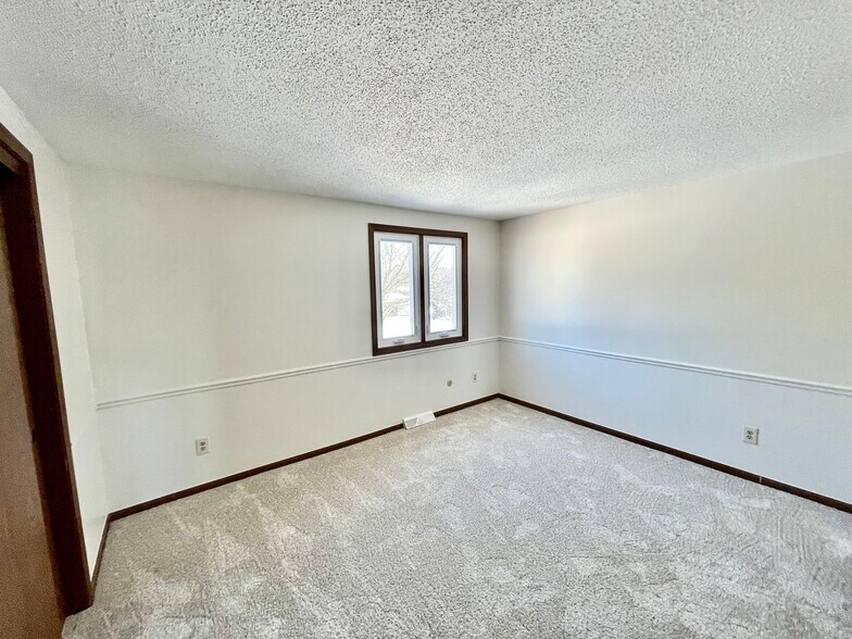 Building Photo - 11055 Riverbend Ct E