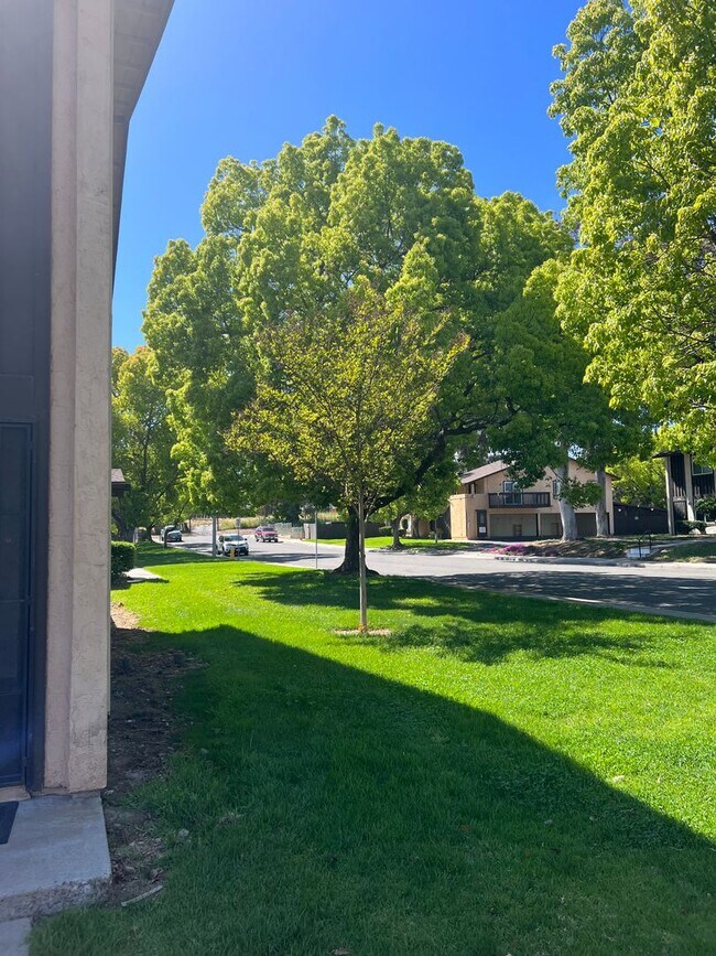 Building Photo - Updated 2BR/1BA 2 Story Townhome in Park Like setting in Santee