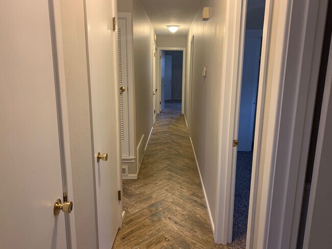 Building Photo - 4 Bedroom in Melanie Park