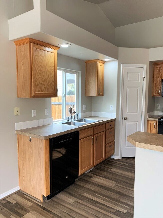Building Photo - Great 3 bed 2 bath home in a the quiet Rai...