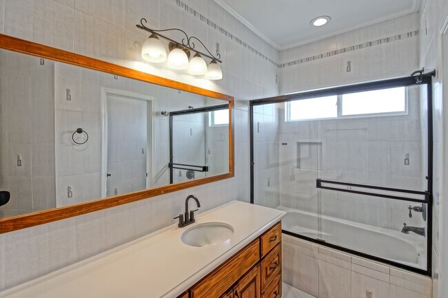 Building Photo - 15624 Sombra Ave