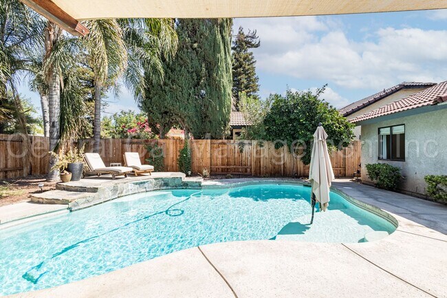 Building Photo - 4 Bedroom/2 Bath Home with a Pool and Sola...