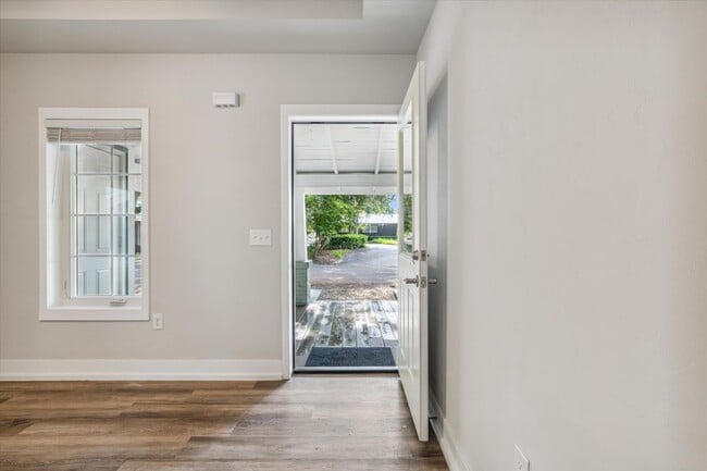 Building Photo - Live next to campus and all things Gainesv...