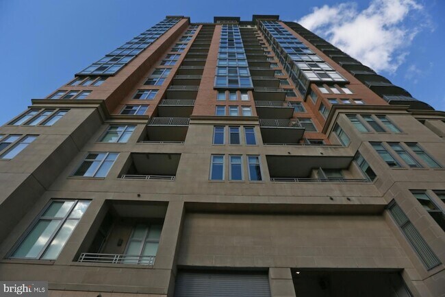 Building Photo - 8220 Crestwood Heights Dr