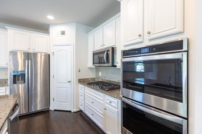 Building Photo - Beautiful 4 BR/3.5 BA Single-Family Home i...