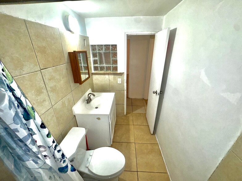 Building Photo - 1450 NE 171st St