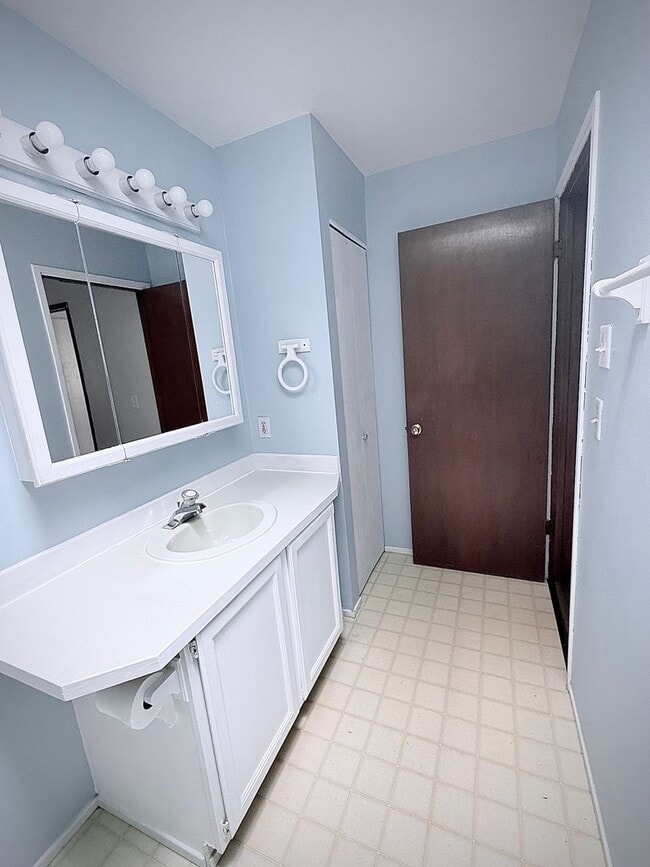 Building Photo - Live in Sunny Land! Updated 2 Bedroom with Great Amenities Available NOW!