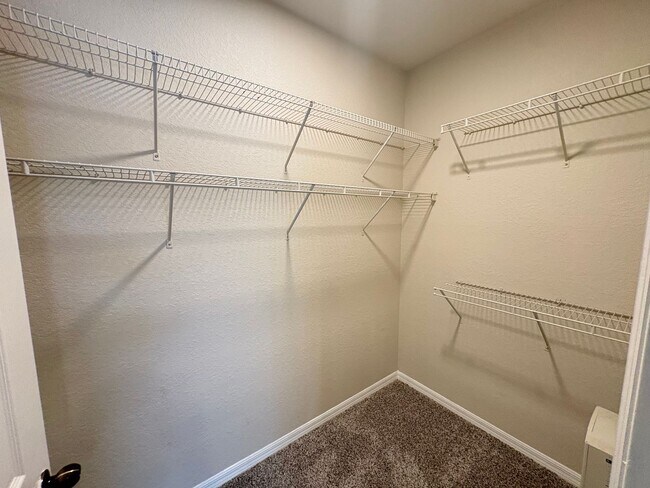 Building Photo - 6016 Hemingway Cir