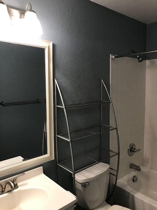Building Photo - Bright & Beautiful 2-bedroom 1 Bath Across...