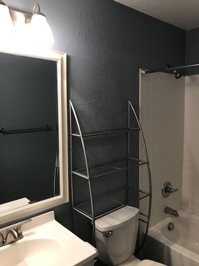 Building Photo - Bright & Beautiful Top Floor 2-bedroom 1 Bath Across Berkeley Park Lake