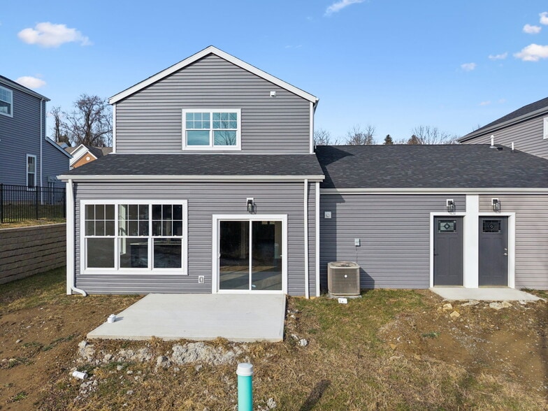 Building Photo - 2215 Lebanon Dr