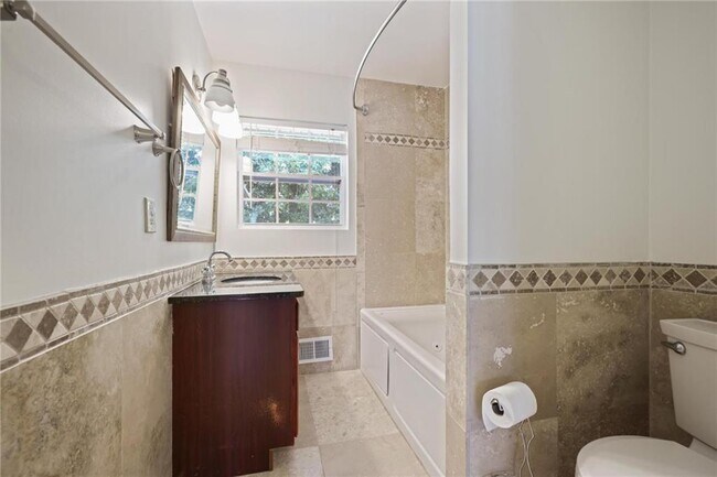 Building Photo - 2311 Robin Ln SE