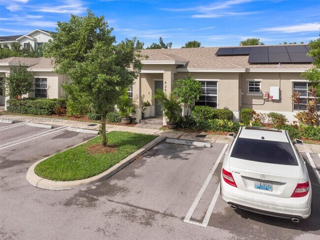 Building Photo - 424 NE 4th Ave