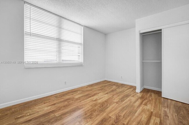 Building Photo - 250 Jacaranda Dr
