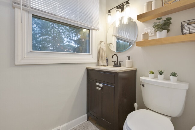 Building Photo - 328 S 14th St