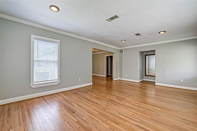 Building Photo - 802 E 29th St