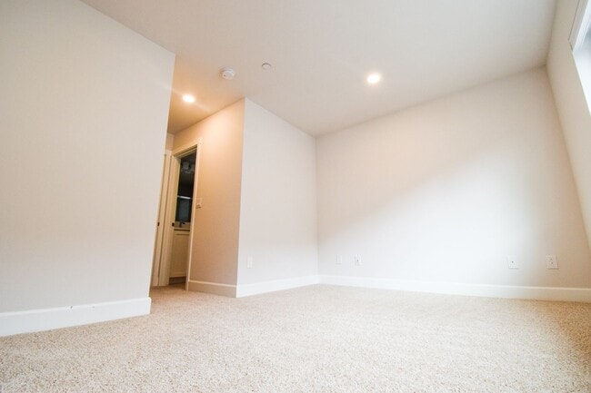 Building Photo - Don't Miss Out On This Beautiful Spacious ...