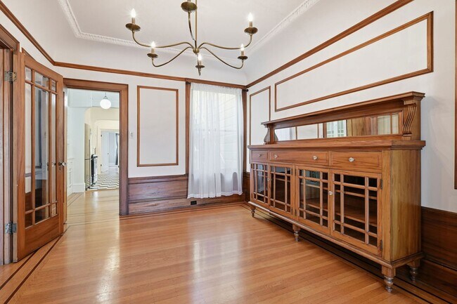 Building Photo - Light Filled Condo in Noe Valley+ Parking Included+ Laundry In unit - Please Contact for Showing ...