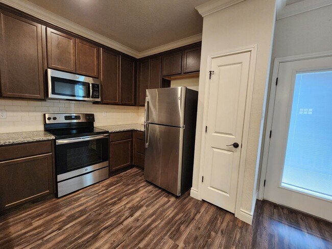 Building Photo - 3/2.5/1.5 Fourplex with Granite Countertops, 9ft Ceilings, Fridge, Washer, Dryer / NBISD