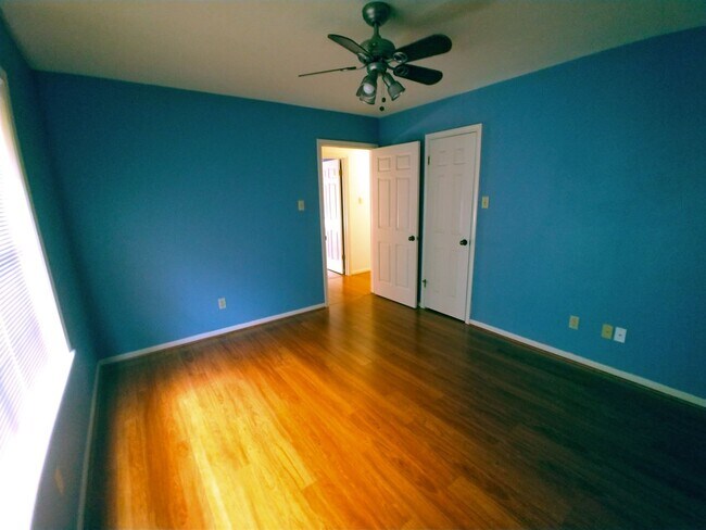 Building Photo - Spacious 3/2 home in convenient location