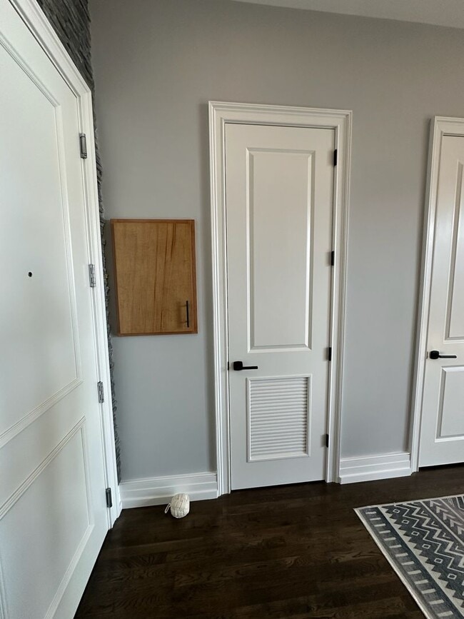 Building Photo - Beautiful 1 Bedroom 1.5 Bath Condo in down...