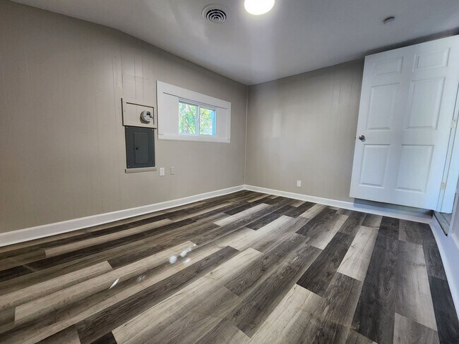 Building Photo - Spacious 3-Bedroom, 1-Bathroom Home AVAILA...
