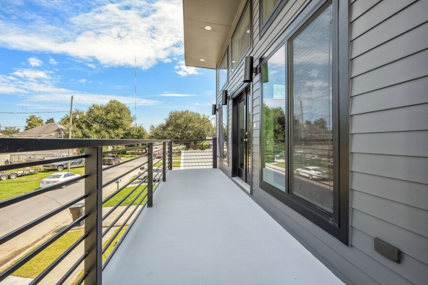 155 sq/ft balcony - 428 W Solidelle St