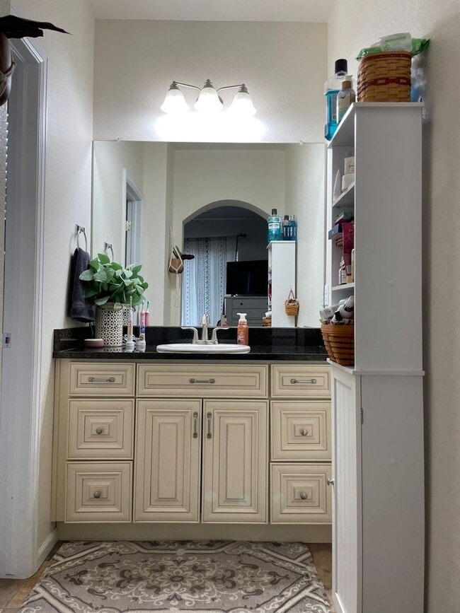 Building Photo - Gorgeous 3 Bed / 2.5 Bath Townhome, 1 Car ...
