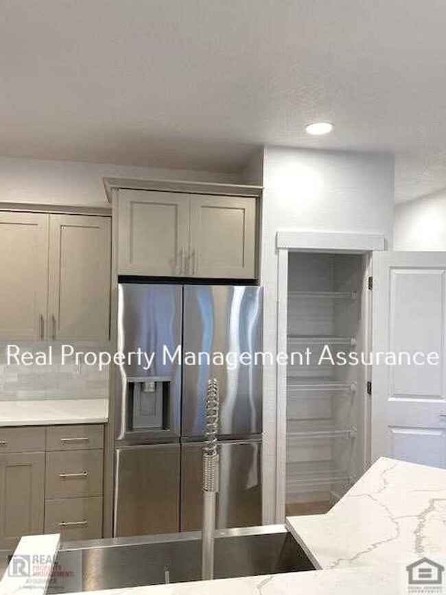 Building Photo - Modern 3 Bedroom Duplex With Garage!!