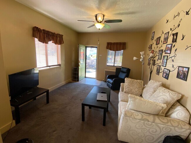 Building Photo - Charming 5 Bed 2 Bath House in Carnegie!