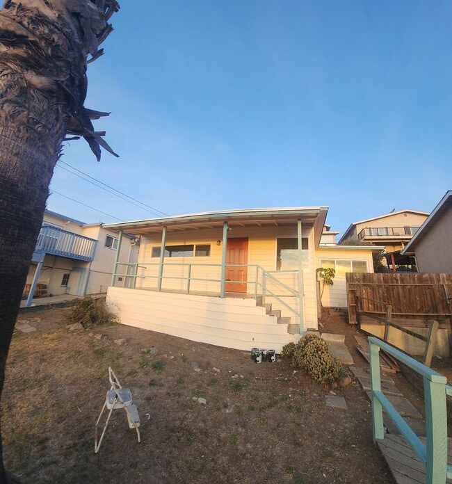 Building Photo - Views of Morro Bay in this cozy hillside cottage!
