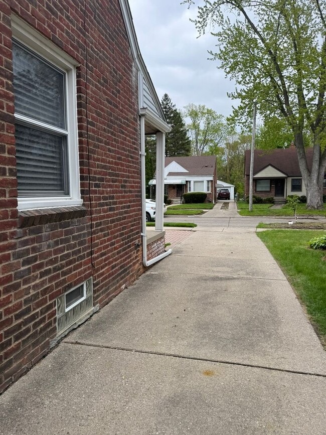Building Photo - Fully Updated 3 Bedroom - 1 bathroom home