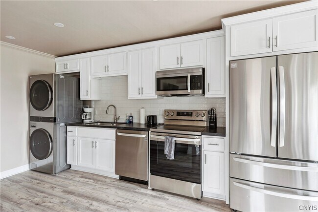 Building Photo - 40 Lakeview Cir