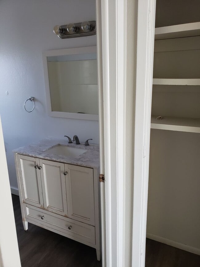 Building Photo - 406 West Ave