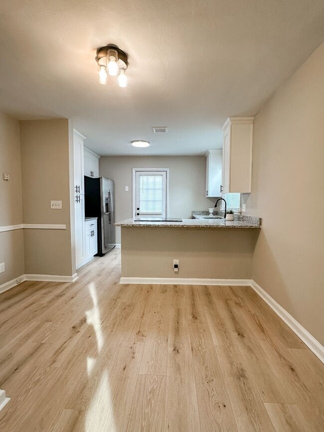 Building Photo - Remodeled 2 bed / 1 bath home