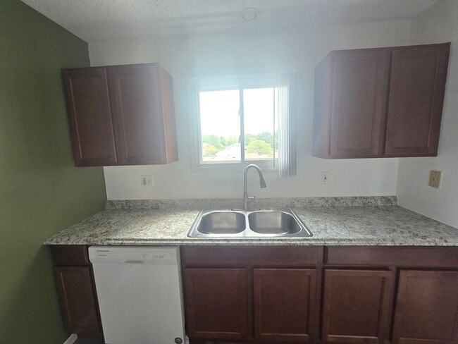 Building Photo - Gorgeous 2 Bedroom